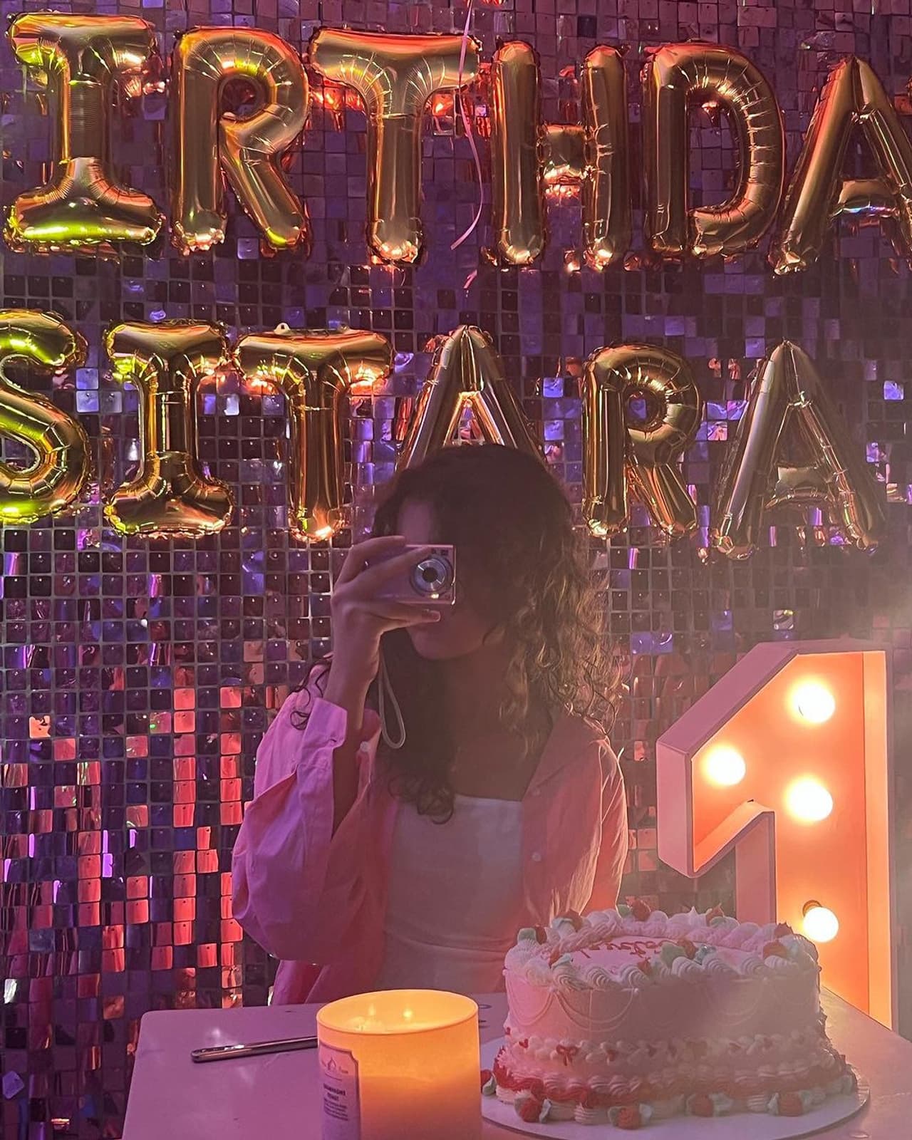 सितारा ने दिखाई बर्थडे सेलिब्रेशन की झलक सितारा ने दिखाई बर्थडे सेलिब्रेशन की झलक