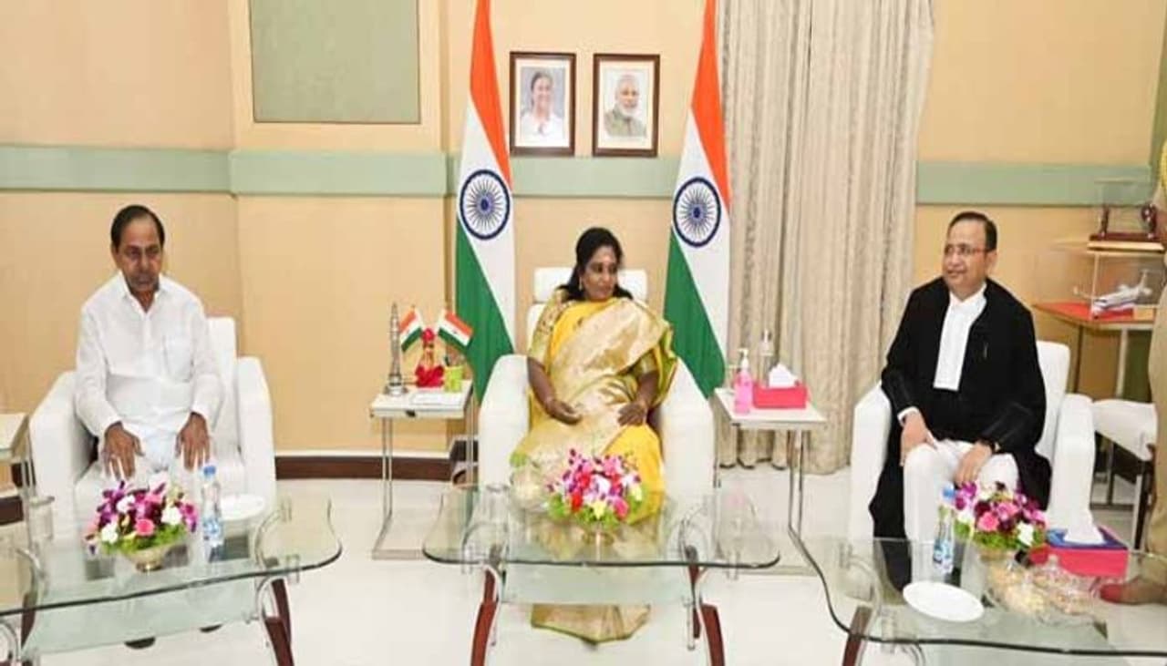 ఏడాది తర్వాత రాజ్‌భవన్‌కు కేసీఆర్: నాడు ఉజ్జల్ భుయాన్, నేడు ఆరాధే ప్రమాణానికి హాజరు