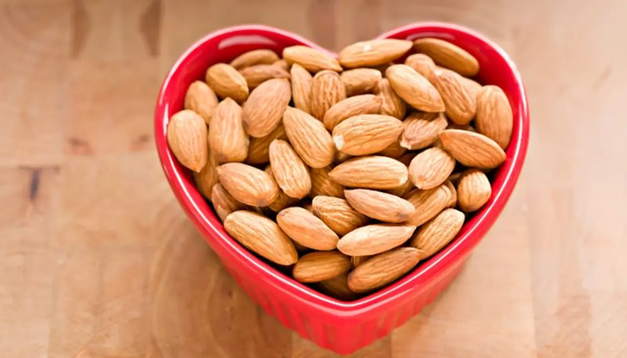 பாதாம் சாப்பிட்டால் இந்த '6' உணவுகளை தவிருங்க.. மீறினா உடல்நல பிரச்சனை வரும்!