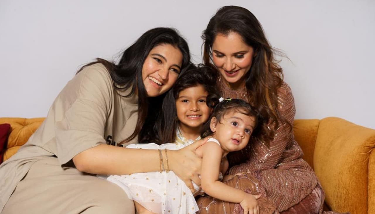 জোড়া পুডিং নিয়ে সময় কাটছে ভারতের সেরা মহিলা টেনিস খেলোয়াড় সানিয়া মির্জার জোড়া পুডিং নিয়ে সময় কাটছে ভারতের সেরা মহিলা টেনিস খেলোয়াড় সানিয়া মির্জার