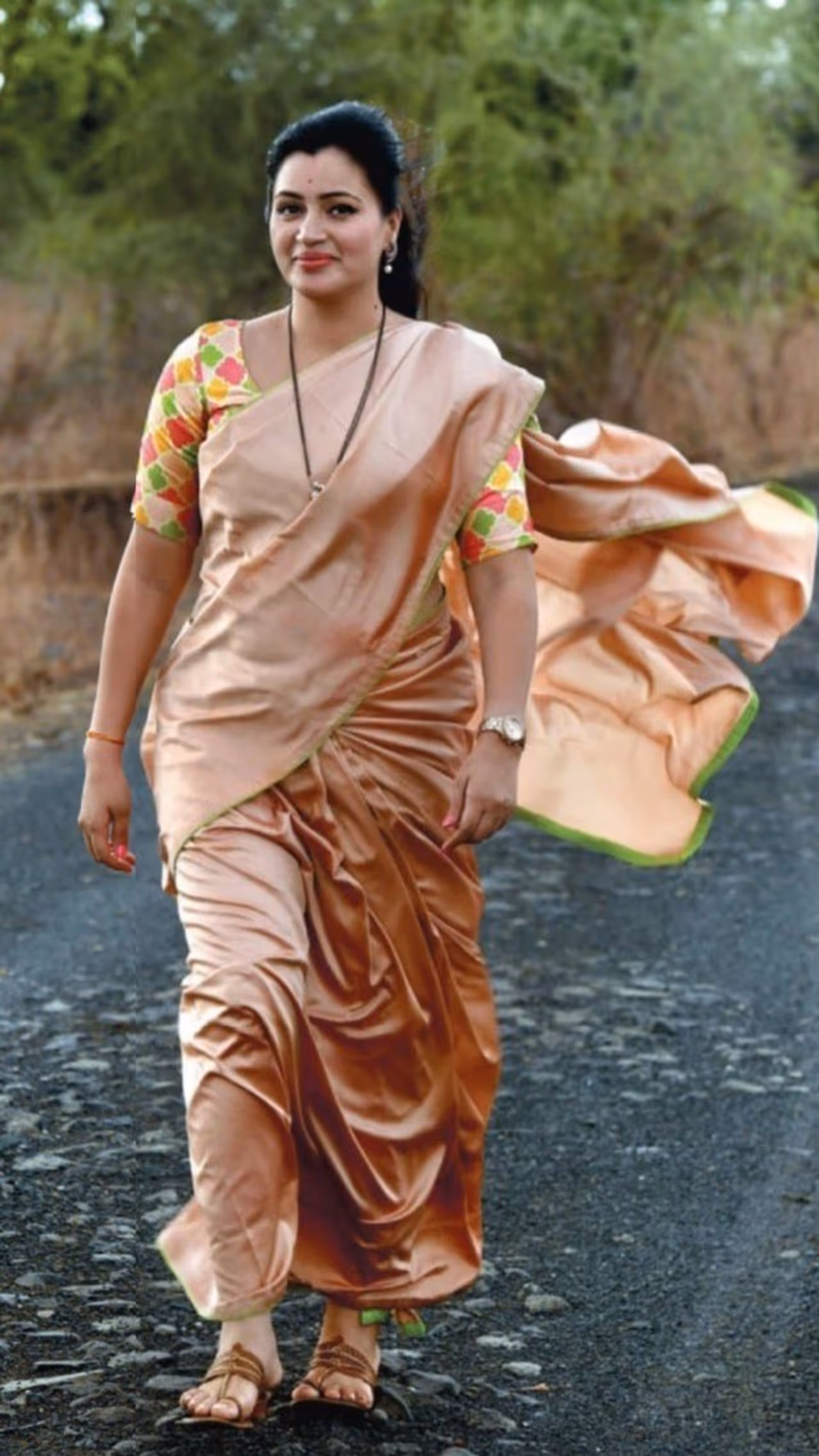 2 कोटीची गाडी आणि सतरा रुपयांची साडी 2 कोटीची गाडी आणि सतरा रुपयांची साडी