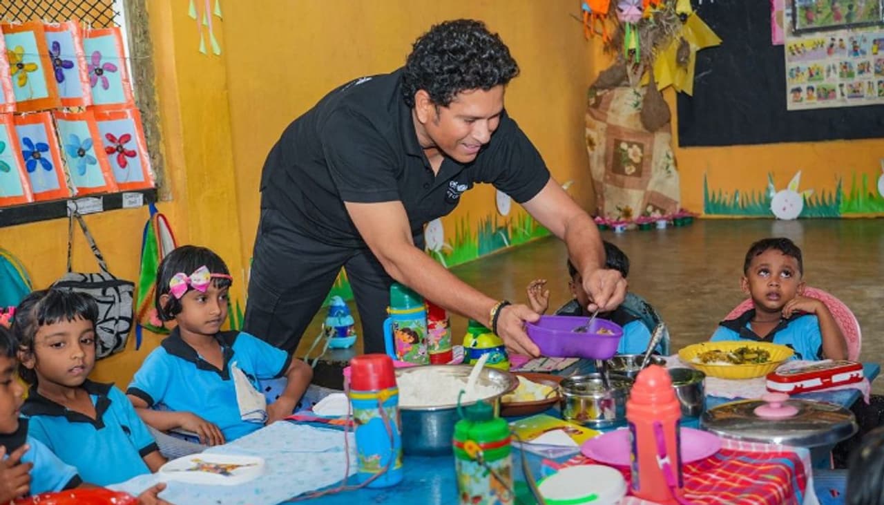 ইউনিসেফ রিজিয়নাল গুডউইল অ্যাম্বাসাডার হিসেবে শ্রীলঙ্কা সফরে সচিন তেন্ডুলকর ইউনিসেফ রিজিয়নাল গুডউইল অ্যাম্বাসাডার হিসেবে শ্রীলঙ্কা সফরে সচিন তেন্ডুলকর