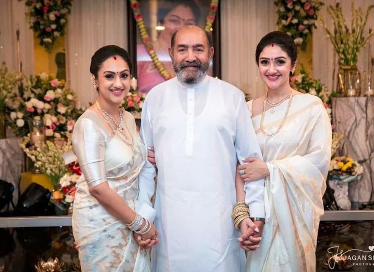 ಅಪ್ಪ ಹಾಗೂ ಸೋದರಿ ಜೊತೆ ಶ್ರೀದೇವಿ ಅಪ್ಪ ಹಾಗೂ ಸೋದರಿ ಜೊತೆ ಶ್ರೀದೇವಿ