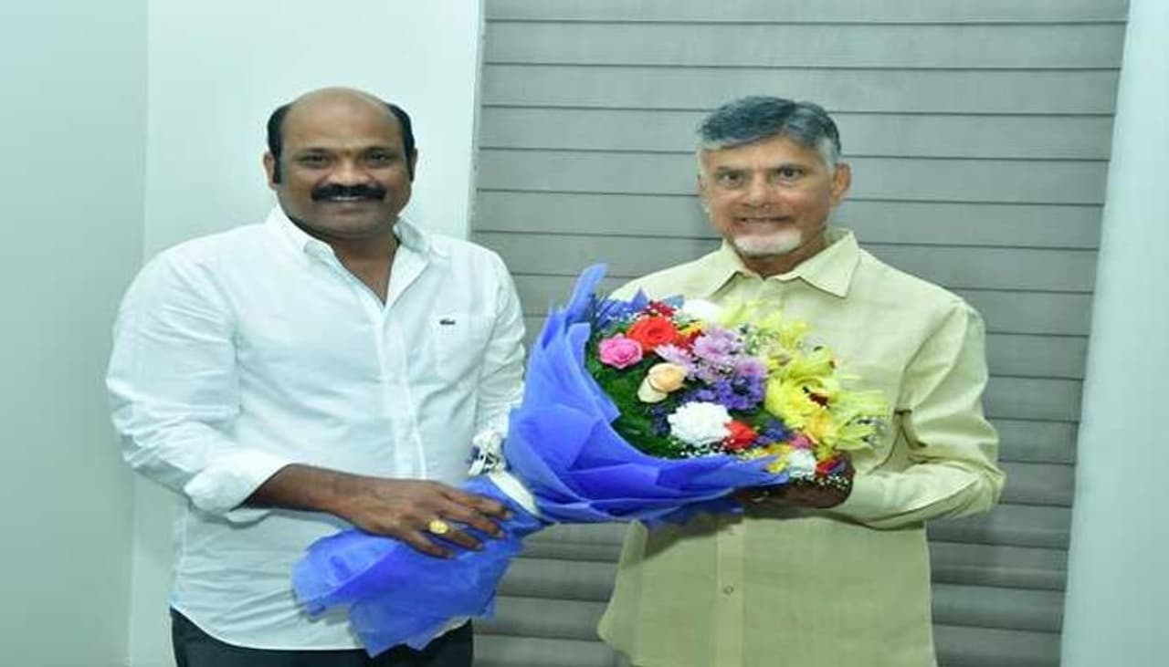 టీడీపీ గన్నవరం ఇంచార్జీగా యార్లగడ్డ: పార్టీలో చేరిన వెంటనే పదవి టీడీపీ గన్నవరం ఇంచార్జీగా యార్లగడ్డ: పార్టీలో చేరిన వెంటనే పదవి