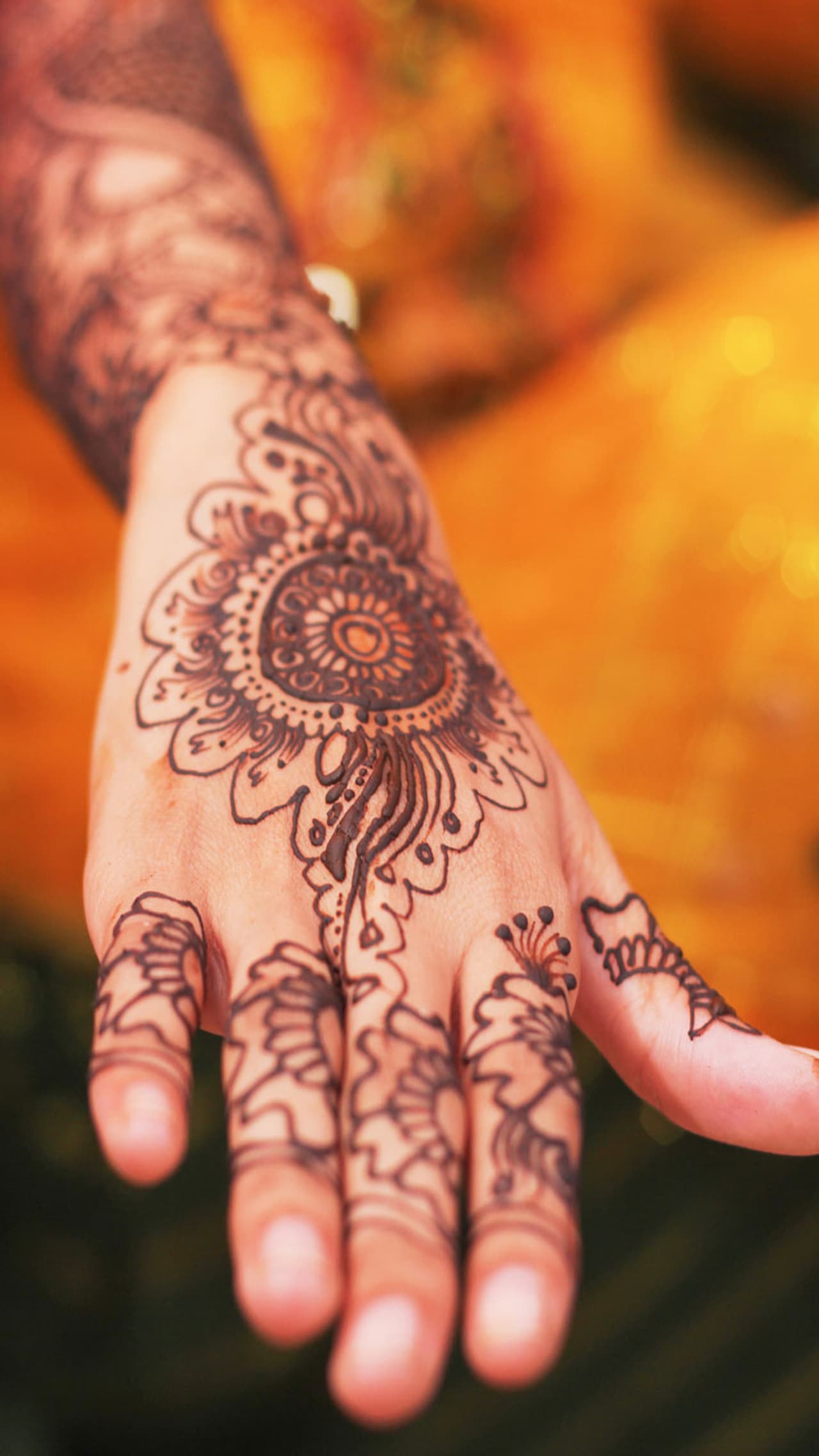 చేతులకు మెహందీ బోర్ కొట్టిందా? చేతులకు మెహందీ బోర్ కొట్టిందా?