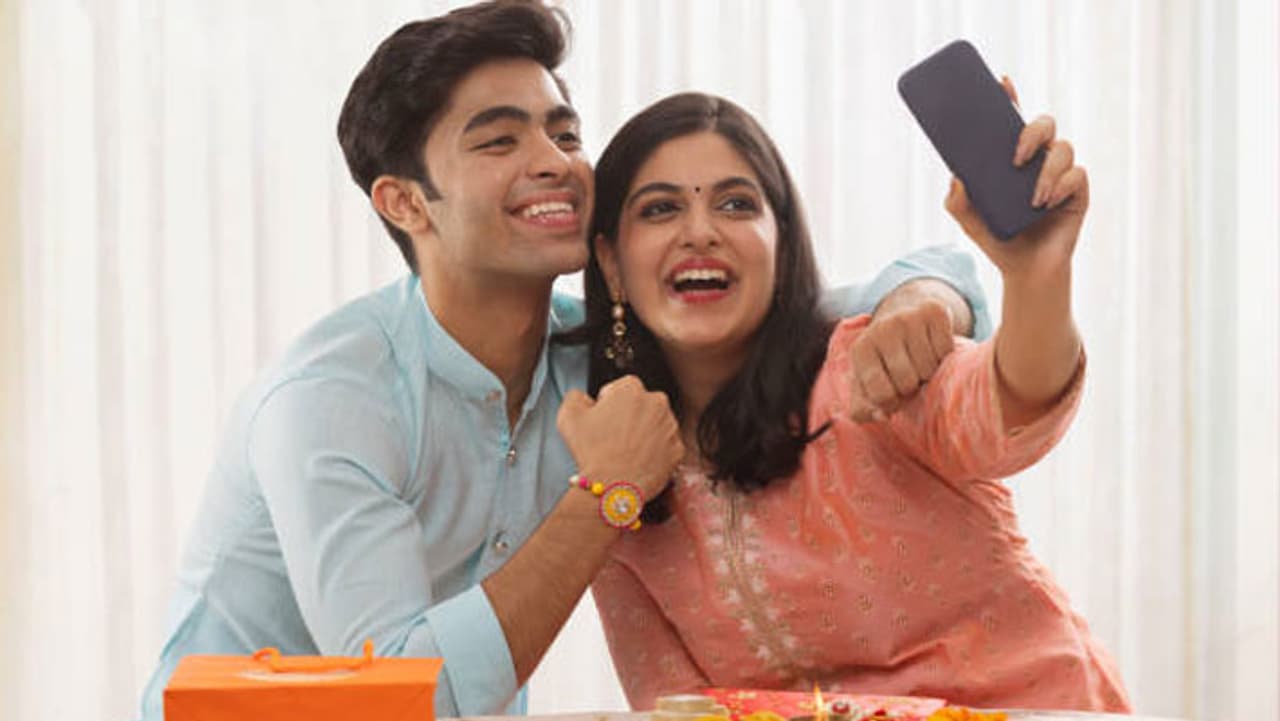 रक्षाबंधनासाठी बहिणीला खास गिफ्ट रक्षाबंधनासाठी बहिणीला खास गिफ्ट