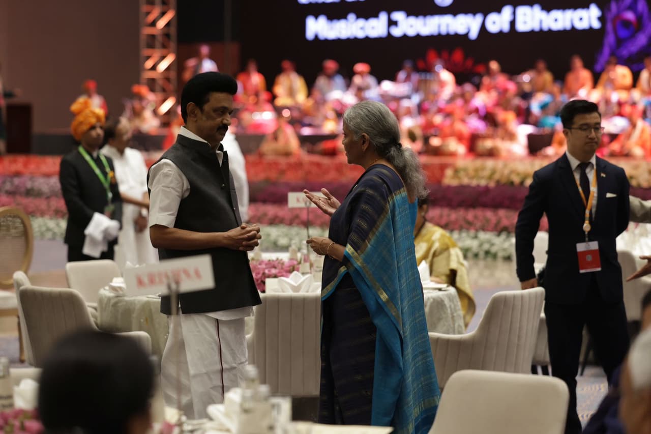 এক ফ্রেমে স্ট্যালিন নির্মলা