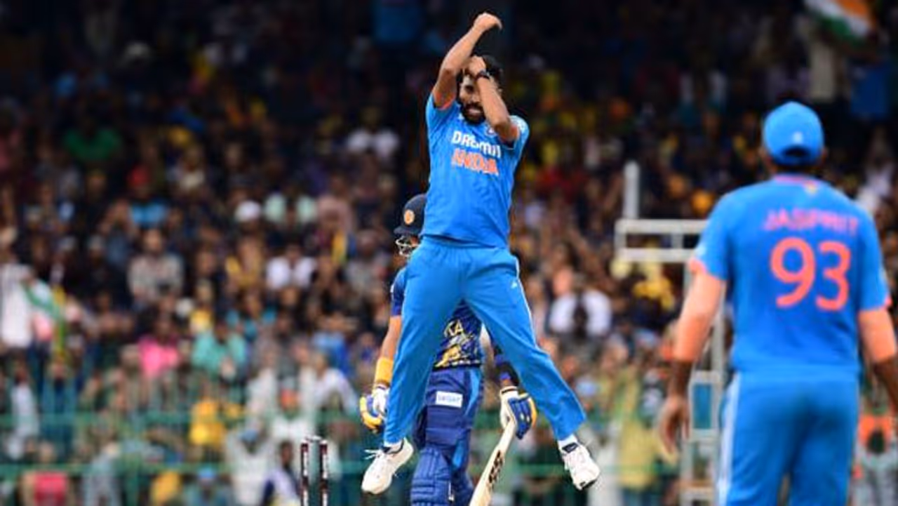 এশিয়া কাপ ফাইনালে শ্রীলঙ্কার বিরুদ্ধে উইকেট নিয়ে ক্রিশ্চিয়ানো রোনাল্ডোর মতো সেলিব্রেশন মহম্মদ সিরাজের এশিয়া কাপ ফাইনালে শ্রীলঙ্কার বিরুদ্ধে উইকেট নিয়ে ক্রিশ্চিয়ানো রোনাল্ডোর মতো সেলিব্রেশন মহম্মদ সিরাজের