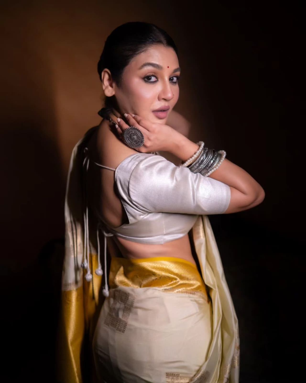 সাদা শাড়িতে জয়া এহসান সাদা শাড়িতে জয়া এহসান