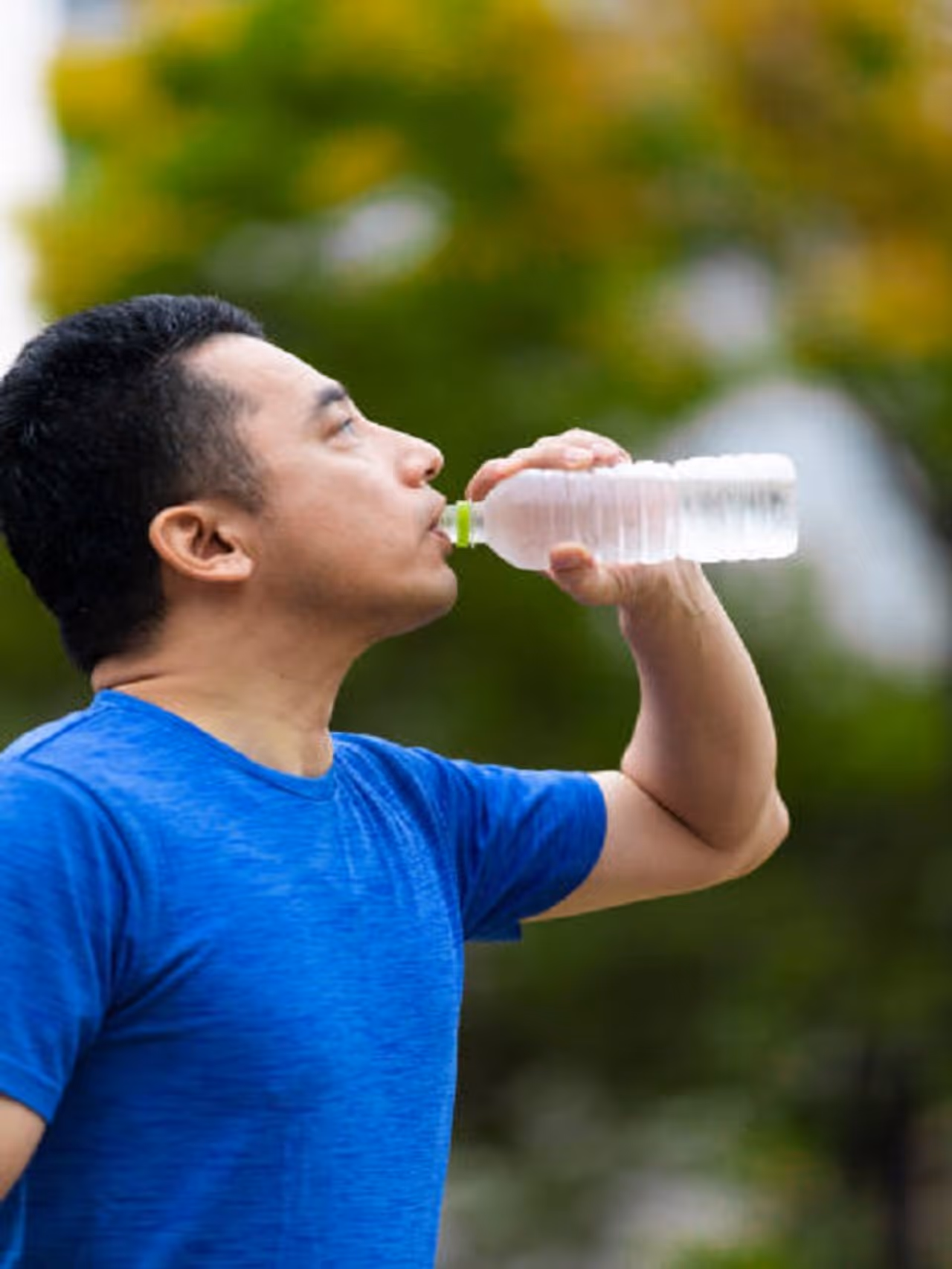 कमी पाणी पिल्यास होईल त्वचेचा हा रोग, हिवाळ्यात किती पाणी प्यायला हवं?