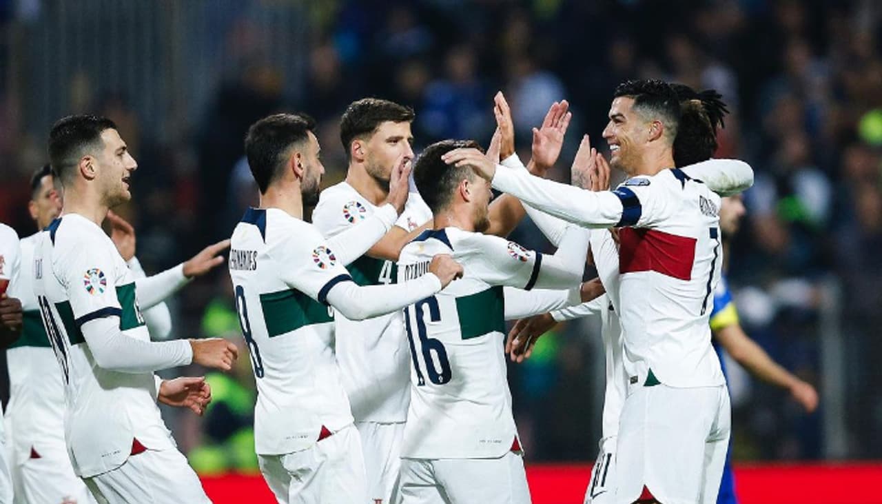 এবারের ব্যালন ডি'অর ঘোষণার আগেই লিওনেল মেসির নাম নিয়ে জল্পনায় ক্ষুব্ধ ক্রিশ্চিয়ানো রোনাল্ডো এবারের ব্যালন ডি'অর ঘোষণার আগেই লিওনেল মেসির নাম নিয়ে জল্পনায় ক্ষুব্ধ ক্রিশ্চিয়ানো রোনাল্ডো