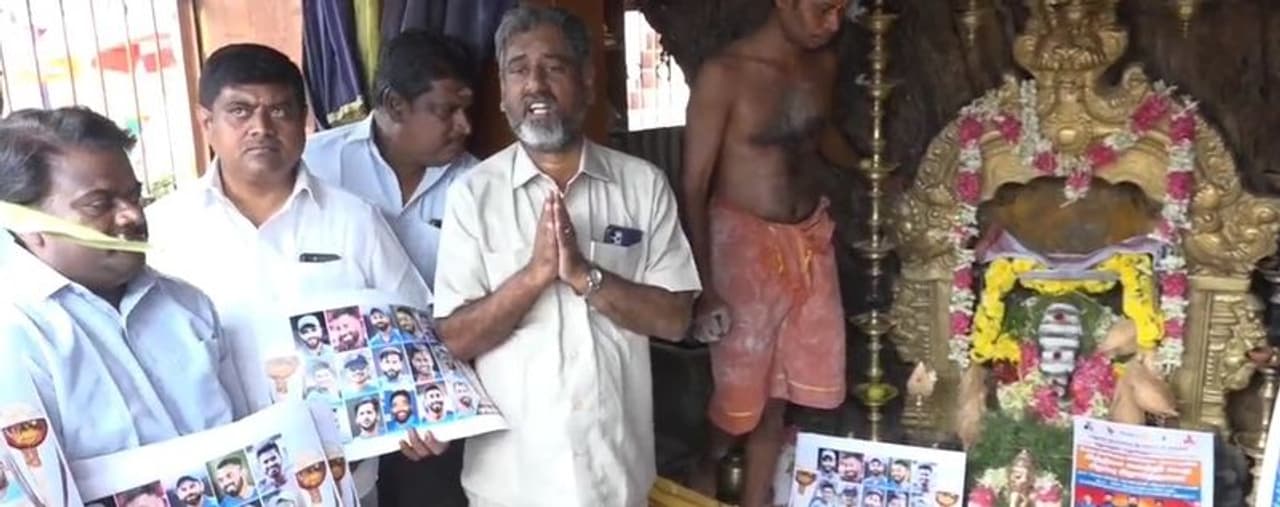 இந்தியா வெற்றி பெற 1008 தேங்காய் உடைத்து வழிபாடு