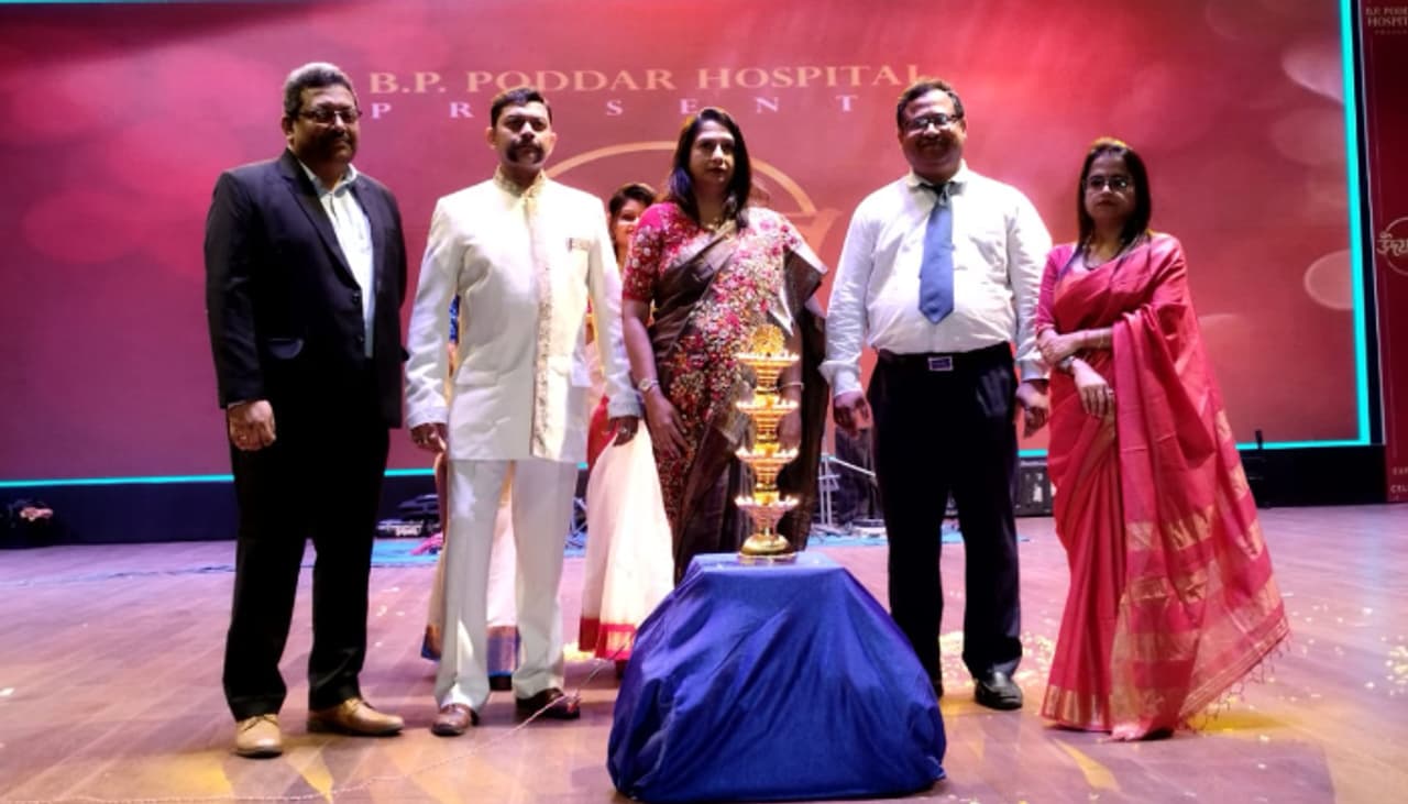 চিকিৎসক ও স্বাস্থ্যকর্মীরা অন্য ভূমিকায়, মাতোয়ারা হয়ে উঠল ধনধান্য অডিটোরিয়াম চিকিৎসক ও স্বাস্থ্যকর্মীরা অন্য ভূমিকায়, মাতোয়ারা হয়ে উঠল ধনধান্য অডিটোরিয়াম