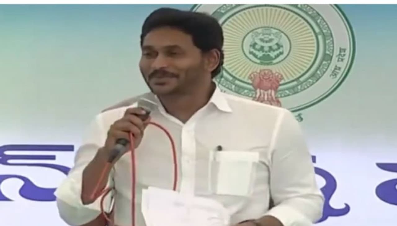 వైఎస్ఆర్‌సీపీ ఎమ్మెల్యేల్లో టెన్షన్: 10 సర్వేలతోనే ఇంచార్జీల మార్పులు