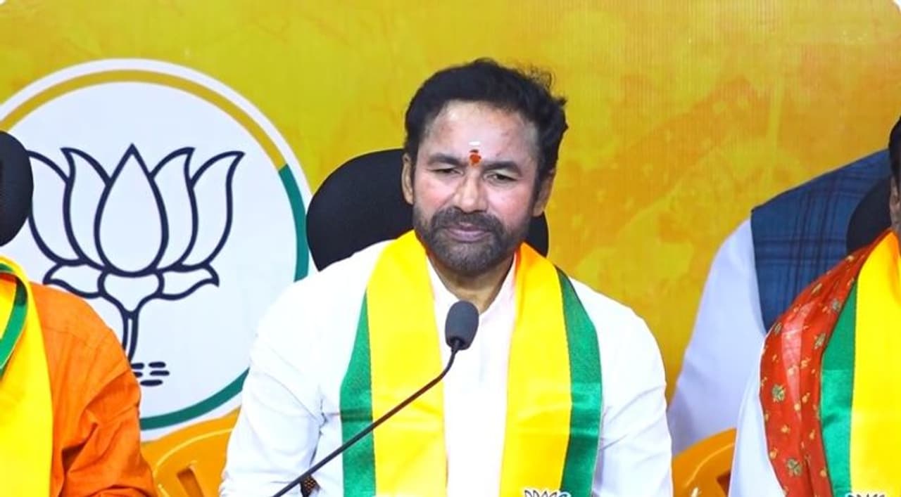 తెలంగాణపై బీజేపీ ఫోకస్: ఎంపీ టిక్కెట్ల కోసం బీజేపీ నేతల మధ్య పోటా పోటీ