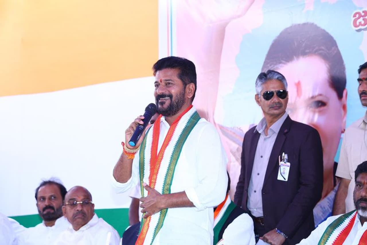 పాలనపై పట్టుకు ఒక్కో అడుగు: స్వంత టీమ్తో రేవంత్ పాలనపై పట్టుకు ఒక్కో అడుగు: స్వంత టీమ్తో రేవంత్