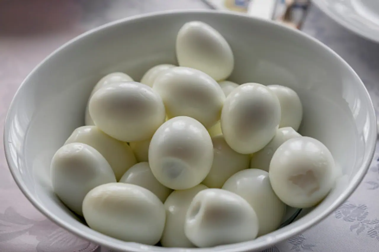 గుడ్డు పెంకులను తొలగించే చిట్కాలు