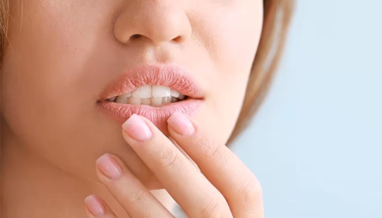 குளிரால் உதடுல வெடிப்பு இருக்கா? அப்போ இதை ட்ரை பண்ணி பாருங்க