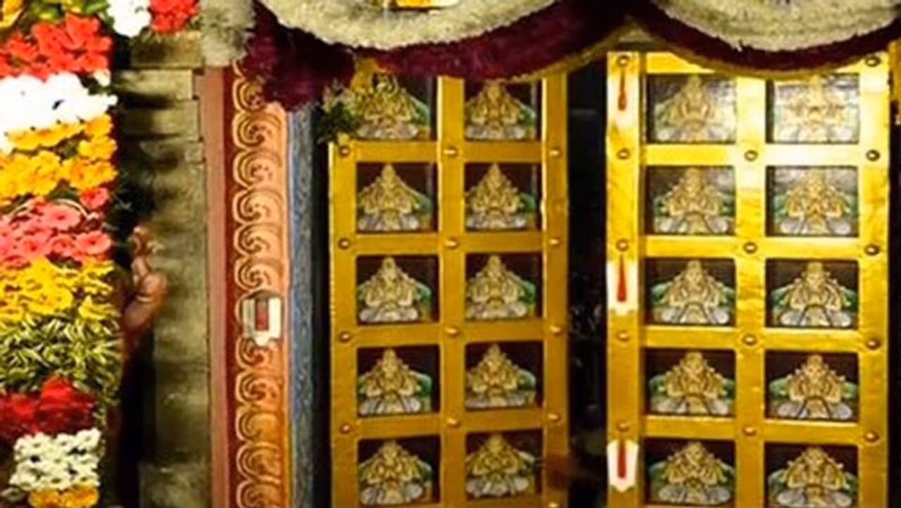 பக்தர்களுக்கு அருள்பாலித்த பெருமாள் பக்தர்களுக்கு அருள்பாலித்த பெருமாள்