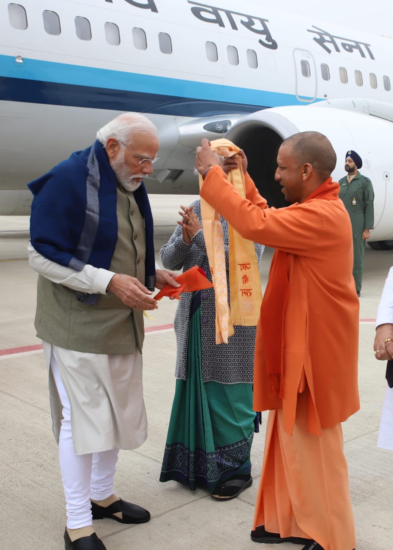 पंतप्रधान नरेंद्र मोदी यांचे अयोध्येत स्वागत पंतप्रधान नरेंद्र मोदी यांचे अयोध्येत स्वागत