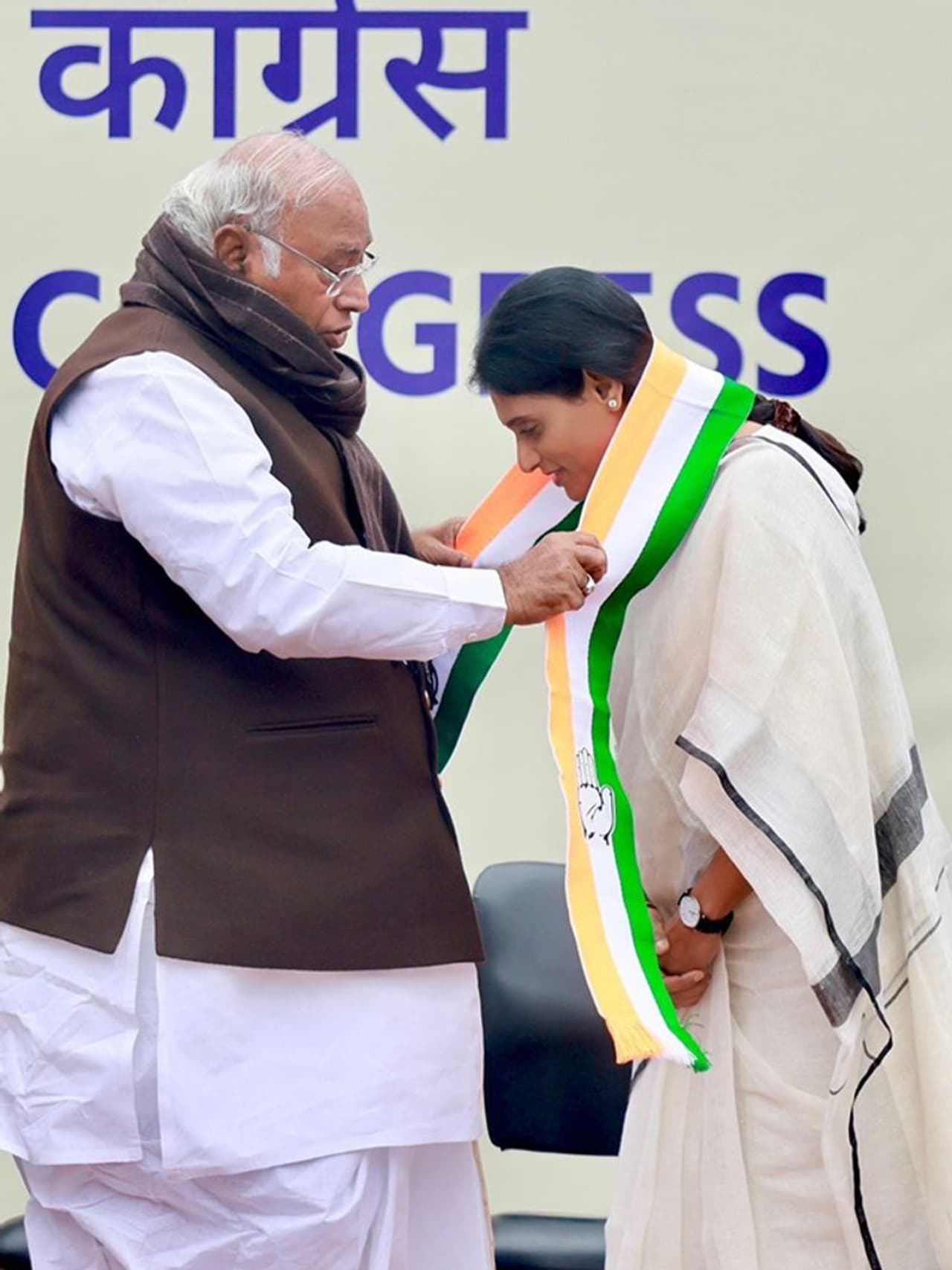 ఏపీపై ఫోకస్: కాంగ్రెస్ టార్గెట్ అదే, రంగంలోకి షర్మిల?