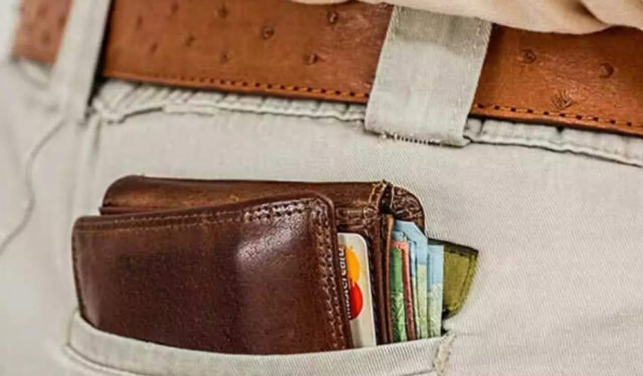 মানিব্যাগে এসব রাখলেই চরম অর্থাভাবে পড়বেন! মানিব্যাগে এসব রাখলেই চরম অর্থাভাবে পড়বেন!