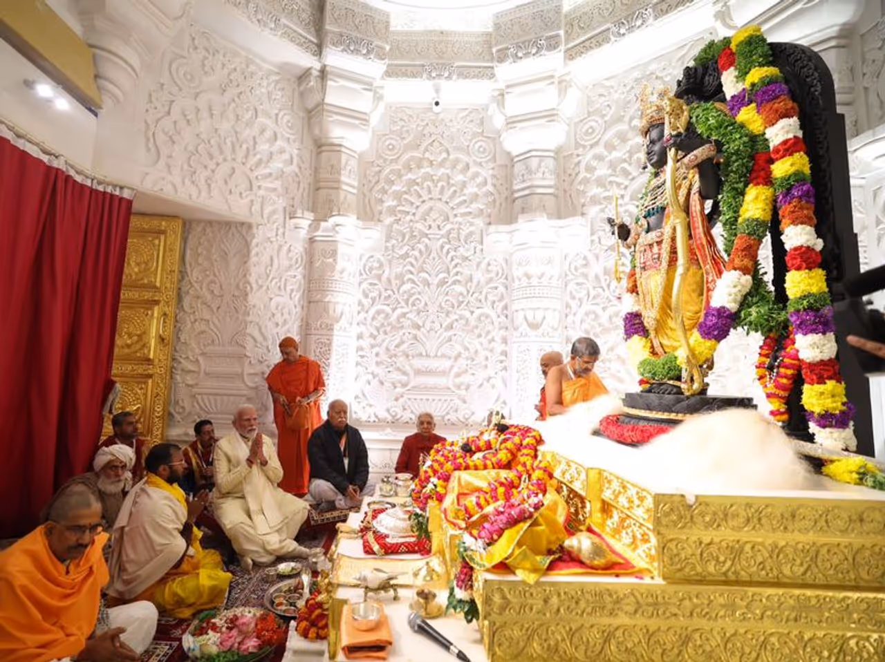 అయోధ్యలో రాముడి విగ్రహా ప్రాణప్రతిష్ట: రామ్ లల్లా (ఫోటోలు) అయోధ్యలో రాముడి విగ్రహా ప్రాణప్రతిష్ట: రామ్ లల్లా (ఫోటోలు)