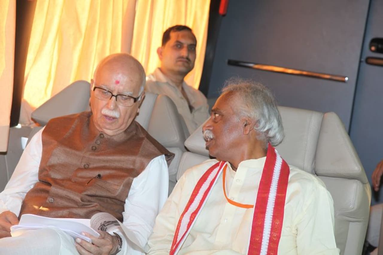 జనచైతన్య యాత్ర: లాల్ కృష్ణ అద్వానీతో తెలుగు రాష్ట్రాల నేతలు (ఫోటోలు)