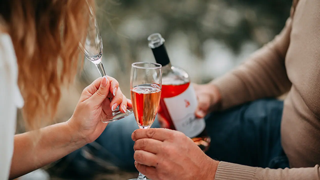 V Day पर दुनियाभर में होती हैं 5 यूनिक परंपराएं V Day पर दुनियाभर में होती हैं 5 यूनिक परंपराएं