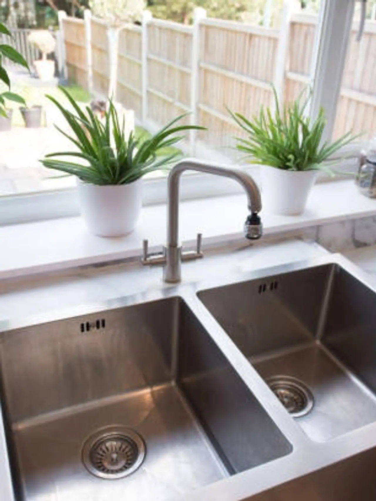 সিঙ্কে জল জমে যাচ্ছে?