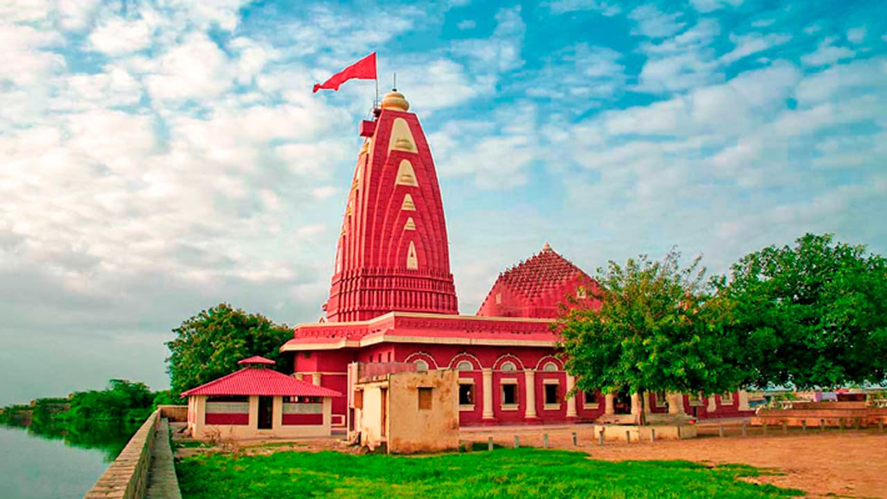 12 ज्योतिर्लिंगों में दसवां है नागेश्वर 12 ज्योतिर्लिंगों में दसवां है नागेश्वर