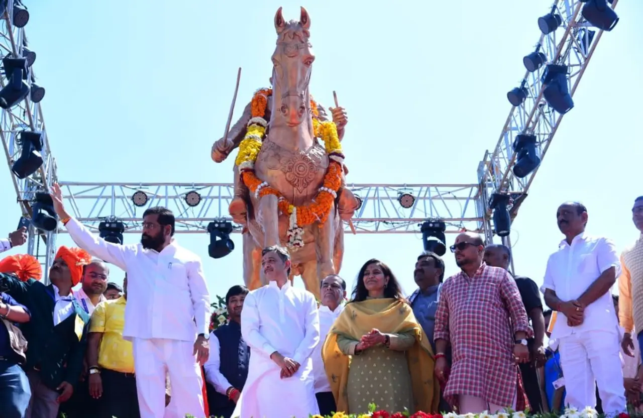 वाशिम येथे शिवाजी महाराजांच्या अश्वारुढ पुतळ्याचे अनावरण 