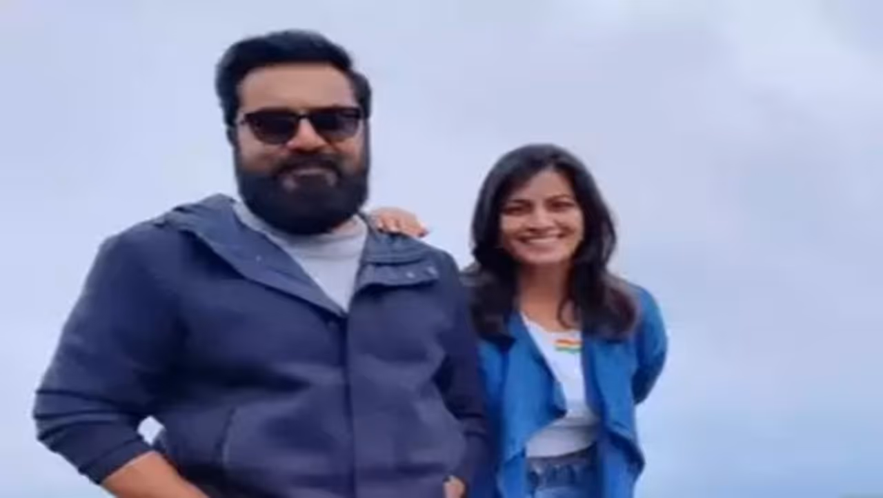 Varalakshmi with her Father Sarathkumar Varalakshmi with her Father Sarathkumar