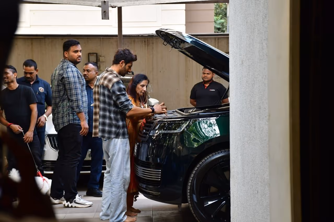 कार्तिक ने खरीदी नई कार कार्तिक ने खरीदी नई कार