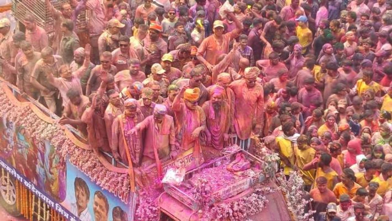 Rangpanchami : देश में कहीं नहीं मनती है Indore जैसी रंगपंचमी, गवाह हैं ये 10 तस्वीरें Rangpanchami : देश में कहीं नहीं मनती है Indore जैसी रंगपंचमी, गवाह हैं ये 10 तस्वीरें