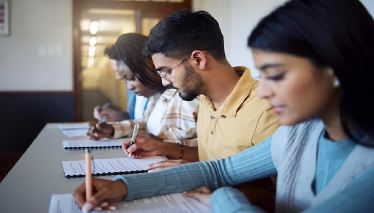 চাকরি নিয়ে টানাটানি! চাকরি নিয়ে টানাটানি!