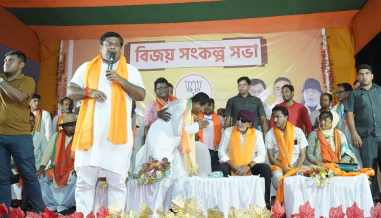 বালুরঘাটে বিজেপি রাজ্য সভাপতি সুকান্ত মজুমদারের হয়ে প্রচারে মিঠুন চক্রবর্তী বালুরঘাটে বিজেপি রাজ্য সভাপতি সুকান্ত মজুমদারের হয়ে প্রচারে মিঠুন চক্রবর্তী