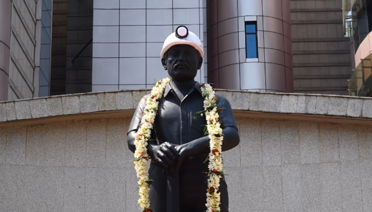 ১ মে আন্তর্জাতিক শ্রমিক দিবসে কয়লাখনির শ্রমিকদের প্রতি শ্রদ্ধাজ্ঞাপন কোল ইন্ডিয়ার ১ মে আন্তর্জাতিক শ্রমিক দিবসে কয়লাখনির শ্রমিকদের প্রতি শ্রদ্ধাজ্ঞাপন কোল ইন্ডিয়ার