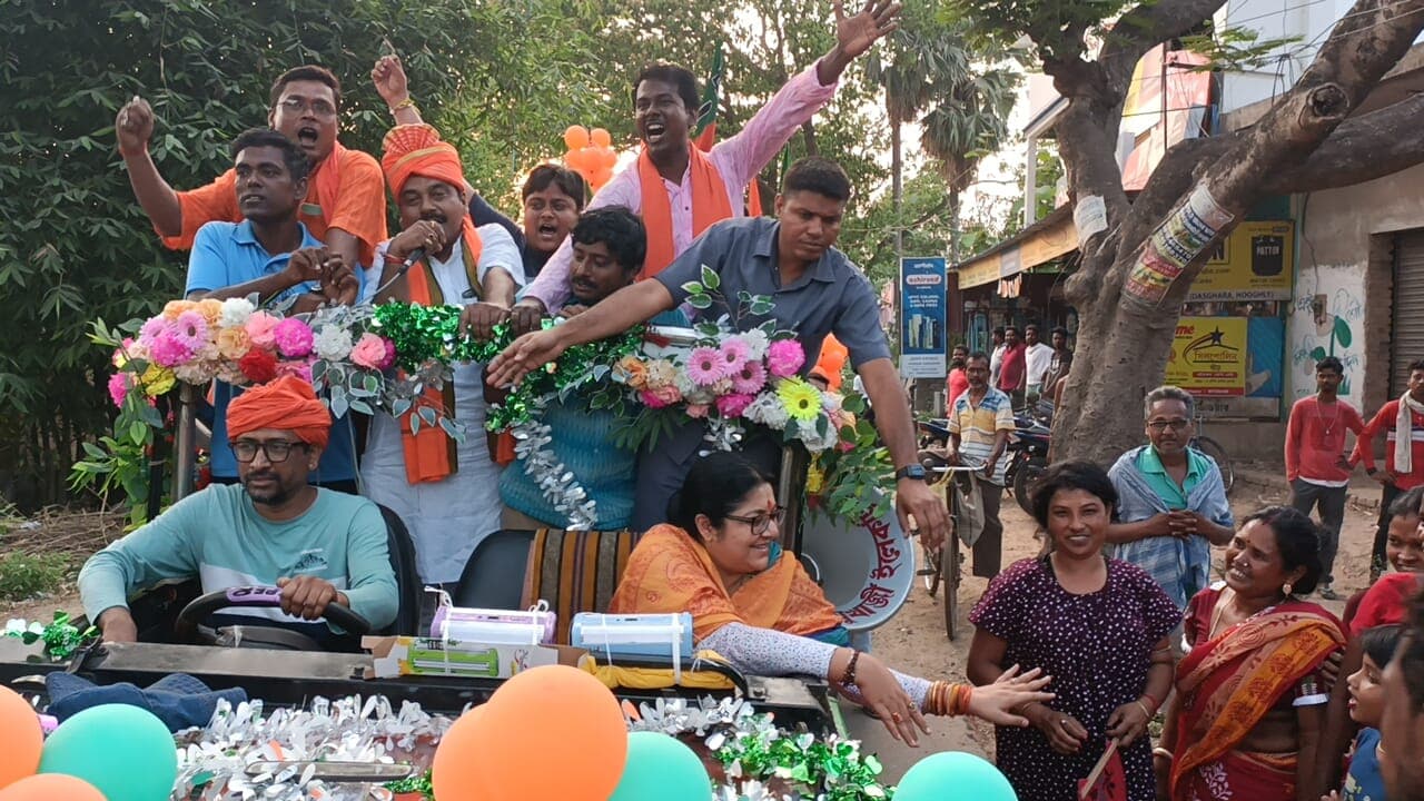 লকেটের রাজনীতিতে যাত্রা