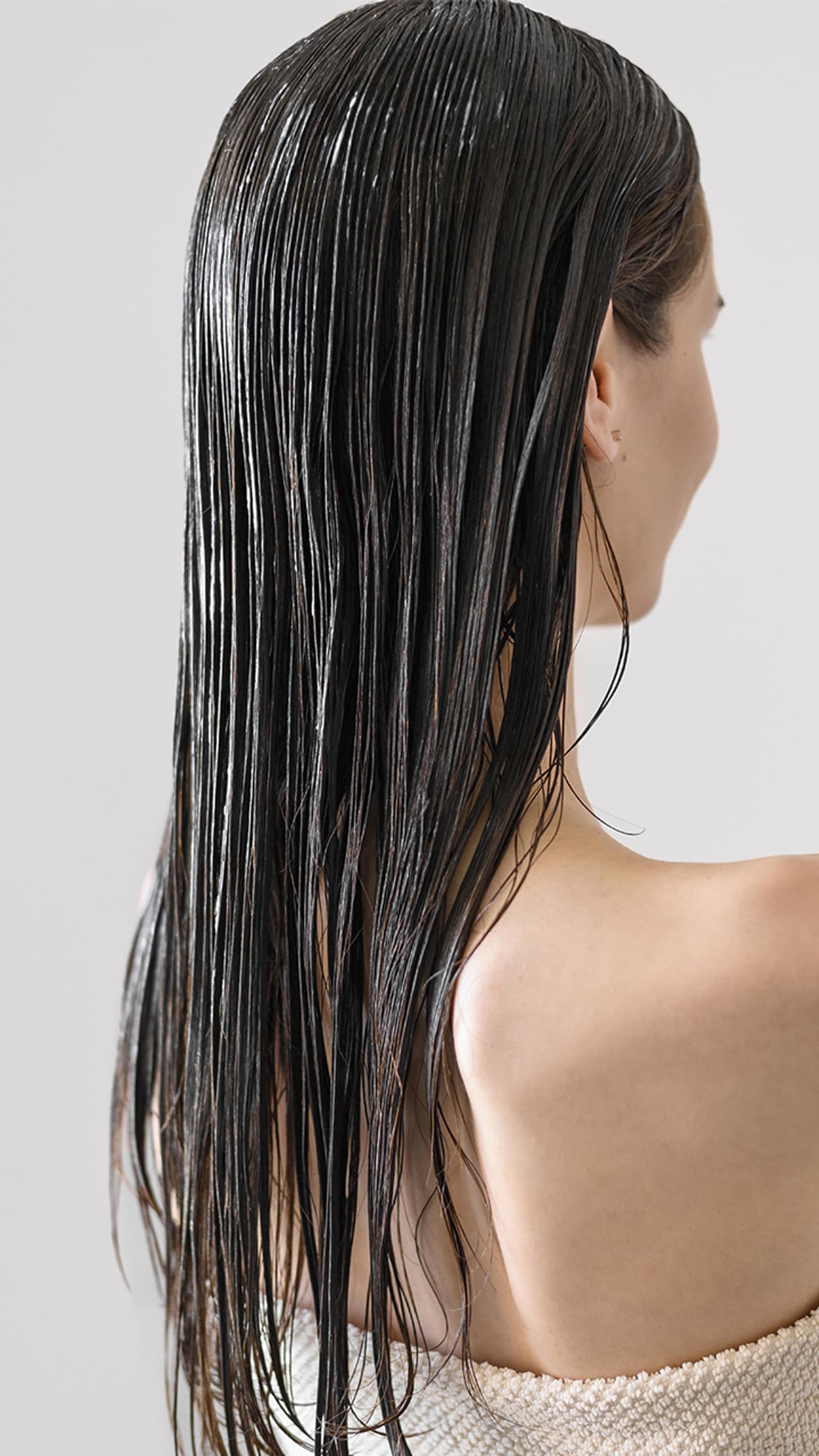 বর্ষায় চুল বাঁচাবেন কী করে? বর্ষায় চুল বাঁচাবেন কী করে?