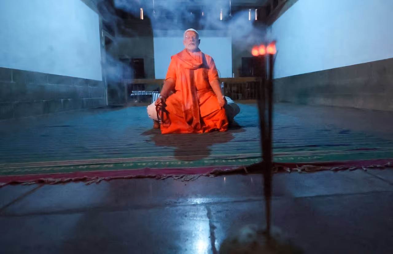 ধ্যানরত নরেন্দ্র মোদী ধ্যানরত নরেন্দ্র মোদী