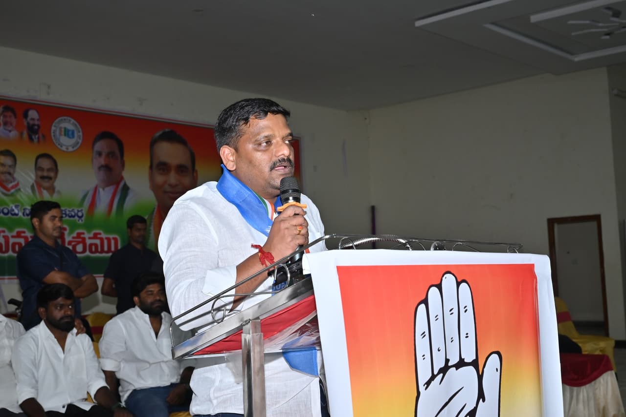 తీన్మార్ మల్లన్న కార్యాలయంపై దాడి.. మేడిపల్లిలో ఉద్రిక్తత తీన్మార్ మల్లన్న కార్యాలయంపై దాడి.. మేడిపల్లిలో ఉద్రిక్తత