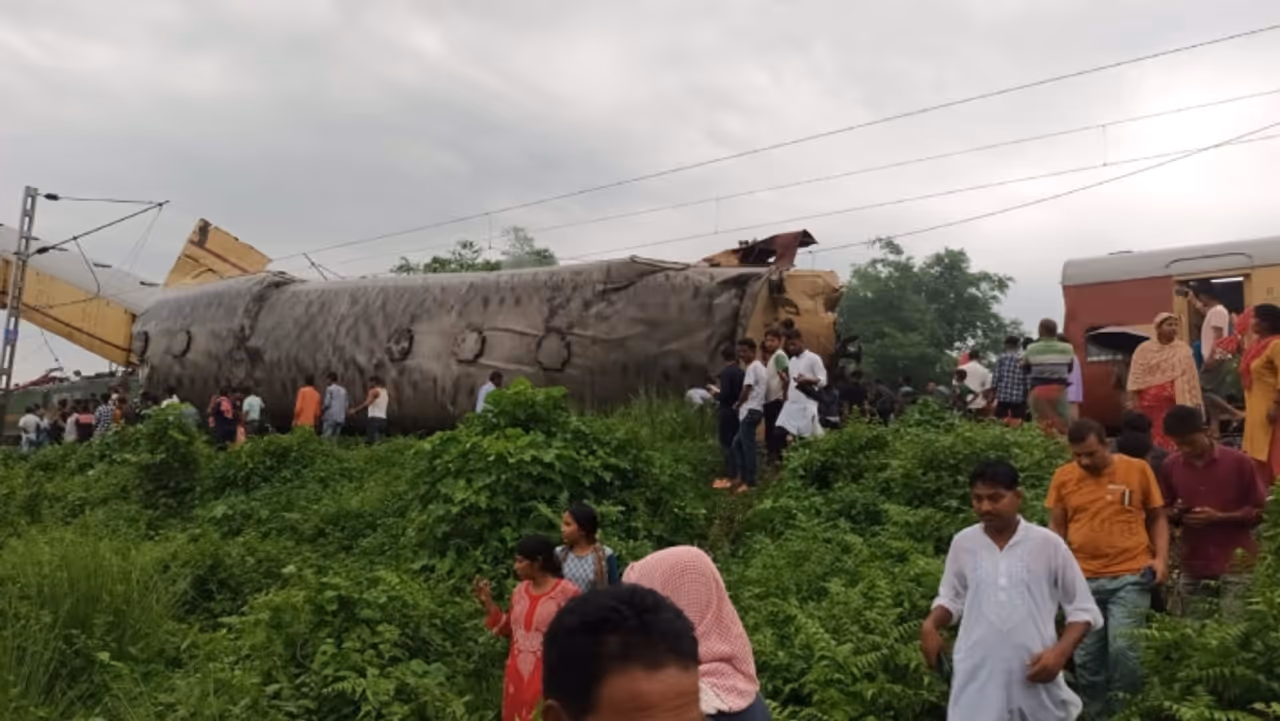 पतंग की तरह हवा में लटकी रेल की बोगियां, प्लास्टिक के खिलौने जैसी चिपटी हुई ट्रेन, देखें पश्चिम बंगाल हादसे की भयावह तस्वीरें पतंग की तरह हवा में लटकी रेल की बोगियां, प्लास्टिक के खिलौने जैसी चिपटी हुई ट्रेन, देखें पश्चिम बंगाल हादसे की भयावह तस्वीरें