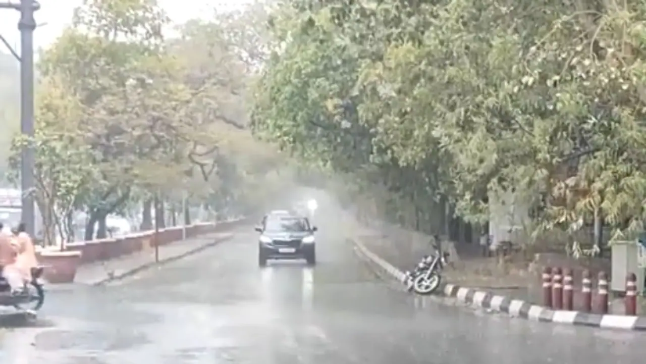 दिल्ली NCR को भीषण गर्मी से मिली राहत, राजधानी के कुछ हिस्सों में हुई झमाझम बारिश, देखें तस्वीरें