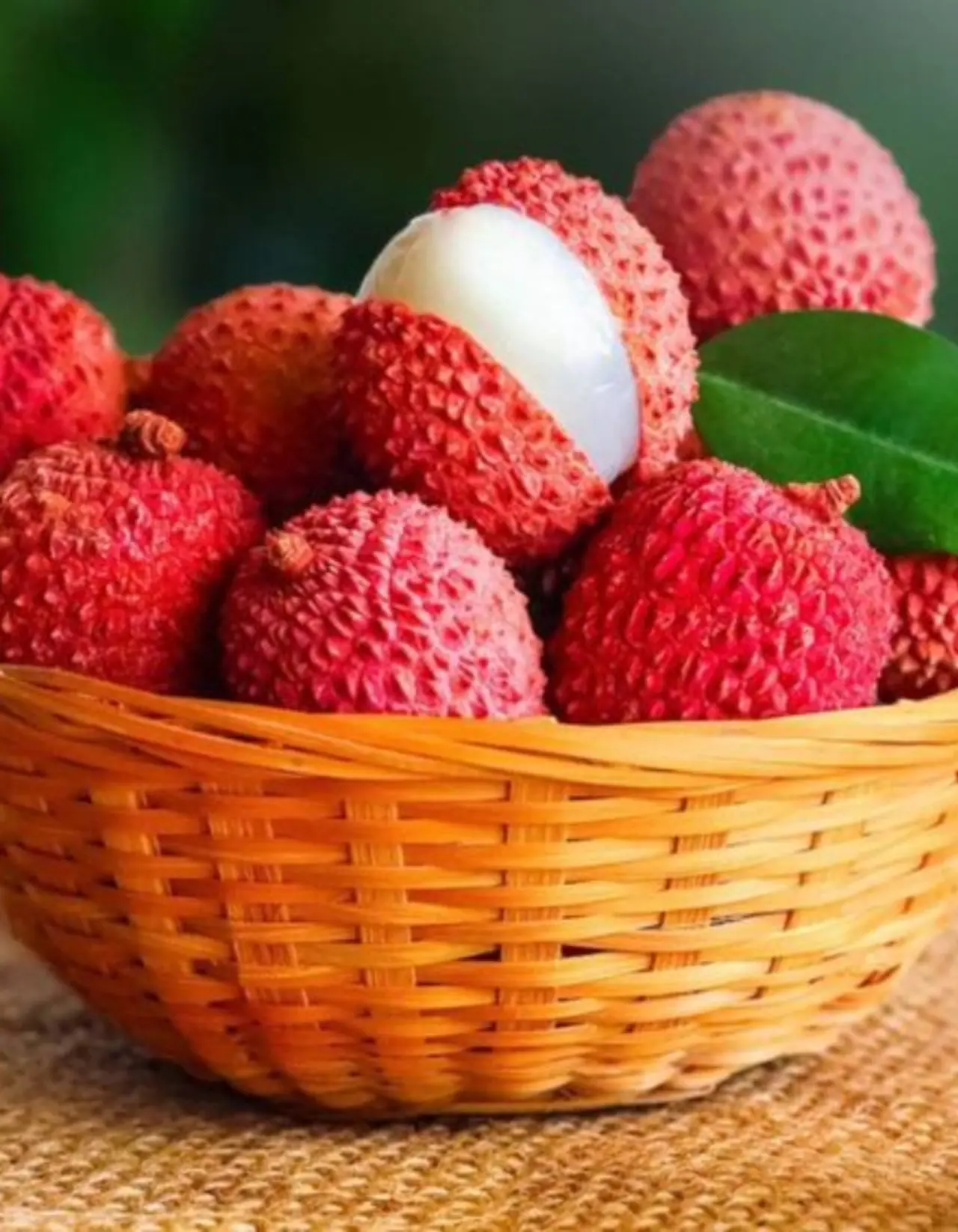 বেশি লিচু খেলেই বিপদ! 