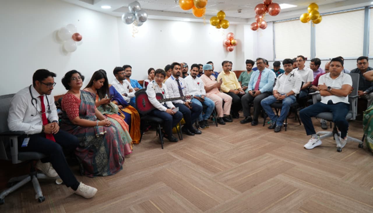 শুধু গম্ভীর মুখে রোগ নির্ণয় ও শুশ্রুষা করাই নয়, সৃজনশীলতাও রয়েছে চিকিৎসকদের মধ্যে শুধু গম্ভীর মুখে রোগ নির্ণয় ও শুশ্রুষা করাই নয়, সৃজনশীলতাও রয়েছে চিকিৎসকদের মধ্যে