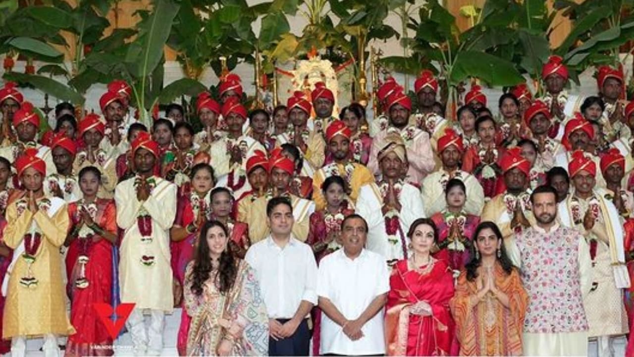 अंबानी परिवाराने लावले 50 जोडप्यांचे लग्न अंबानी परिवाराने लावले 50 जोडप्यांचे लग्न