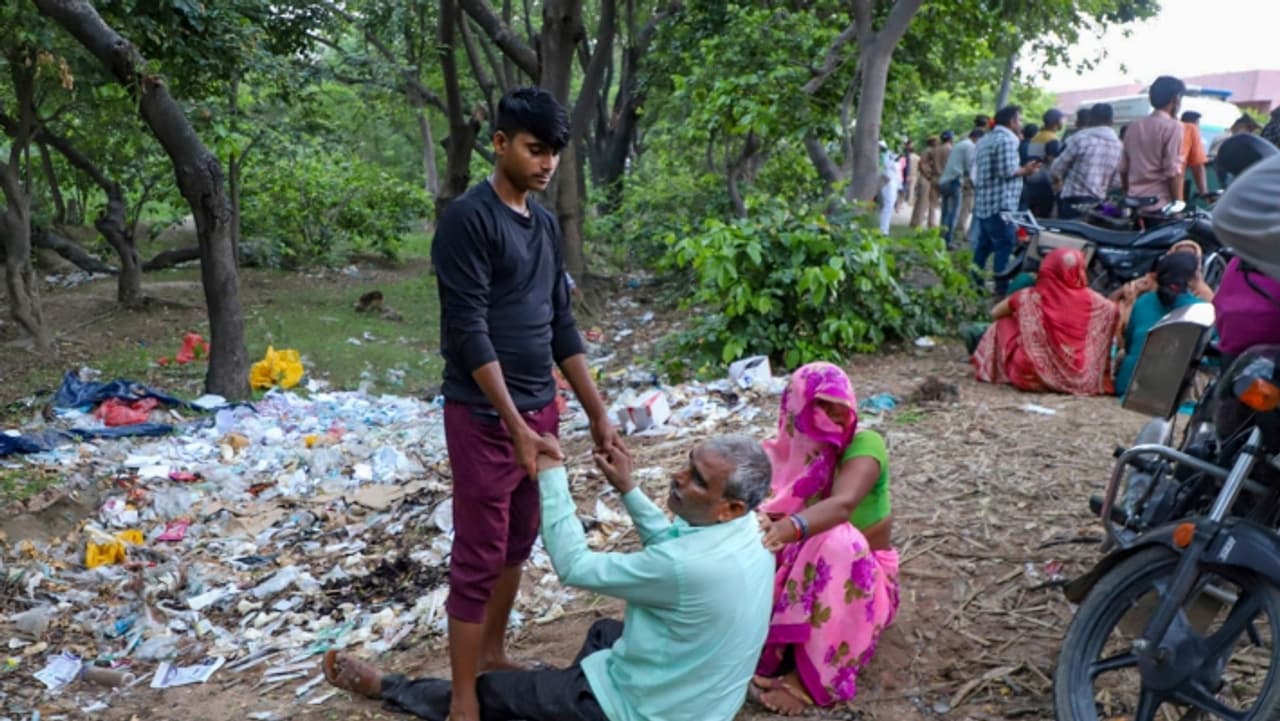 पोस्टमार्टम हाउस में शवों के ढेर लगे पोस्टमार्टम हाउस में शवों के ढेर लगे