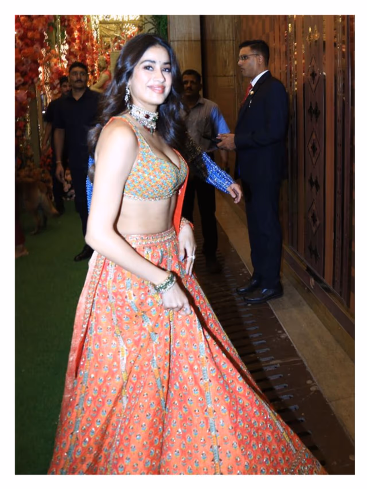 जान्हवी कपूरची मामेरू सेरेमनीला उपस्थिती जान्हवी कपूरची मामेरू सेरेमनीला उपस्थिती