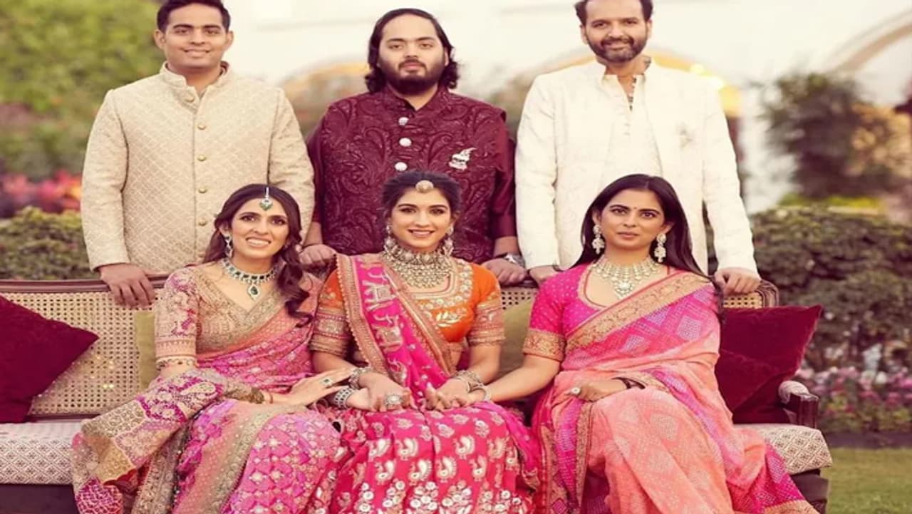 इशा अंबानीचे परिवारासोबतचे खास नातेसंबंध इशा अंबानीचे परिवारासोबतचे खास नातेसंबंध